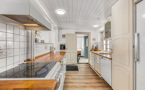 Sinikka - 600M to the Fjord: Sol, Cuisine, Bois, Design Intérieur, Comptoir, Plafond, Appareil De Cuisine, Sol, Principaux Appliance, Cabinetry