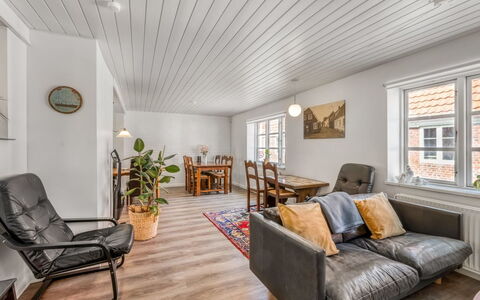Sinikka - 600M to the Fjord: Sol, Design Intérieur, Mur, Sol, Parquet, Bois, Plafond, Meubles, Canapé, Salon