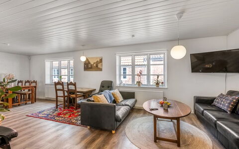 Sinikka - 600M to the Fjord: Bois, Sol, Design Intérieur, Plafond, Meubles, Canapé, Sol, Domicile, Parquet, Salon