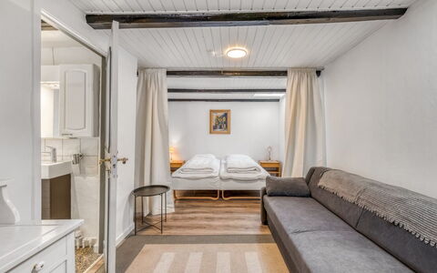 Sinikka - 600M to the Fjord: Meubles, Design Intérieur, Sol, Sol, Bois, Plafond, Lit, Pièce, Chambre, Éclairage