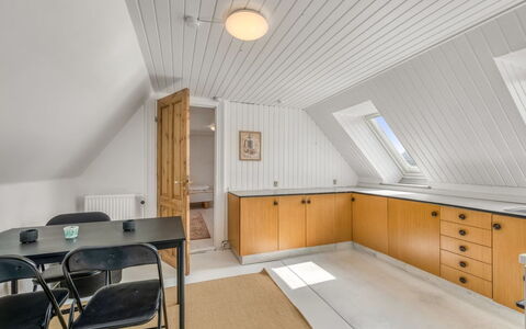 Sinikka - 600M to the Fjord: Sol, Bois, Plafond, Design Intérieur, Sol, Luminaire, Cuisine, Cabinetry, Meubles, Éclairage