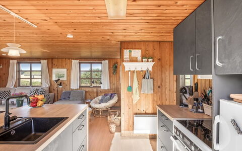 Satu - 1.5Km from the Sea: Bois, Cuisine, Meubles, Sol, Sol, Comptoir, Appareil De Cuisine, Tache De Bois, Table Cuisine Et Salle A Manger, Principaux Appliance