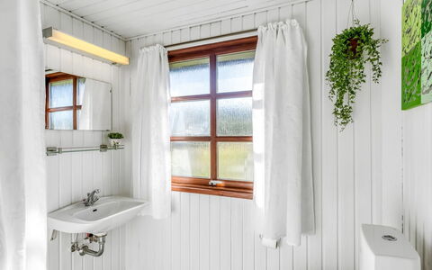 Satu - 1.5Km from the Sea: Bois, Design Intérieur, Sol, Luminaire Plomberie, Sol, Plafond, Robinet, Salle De Bains, Domicile, Plomberie