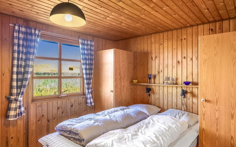 Satu - 1.5Km from the Sea: Bois, Chambre, Meubles, Design Intérieur, Lit, Domicile, Sol, Tache De Bois, Cadre De Lit, Literie