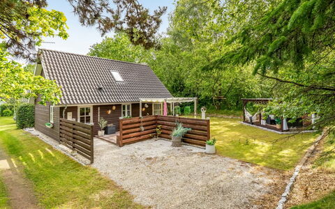 Myrra: Chalet, Jardin, Ombre, Cabane En Rondins, Batiments Jardin, Cour, Arrière-Cour, Ferme, Pelouse, Clôture