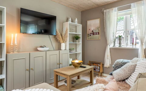 Myrra: Meubles, Design Intérieur, Sol, Mur, Sol, Bois, Pièce, Salon, Plafond, Domicile