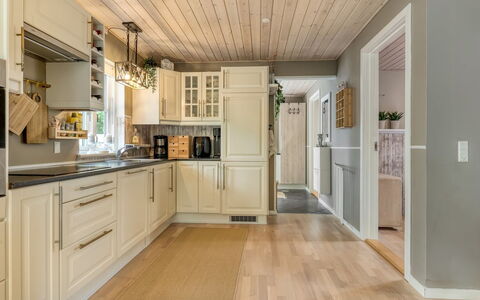 Myrra: Bois, Sol, Design Intérieur, Plafond, Cabinetry, Sol, Parquet, Cuisine, Domicile, Comptoir