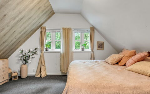 Myrra: Chambre, Lit, Design Intérieur, Bois, Plafond, Meubles, Sol, Drap De Lit, Literie, Sol