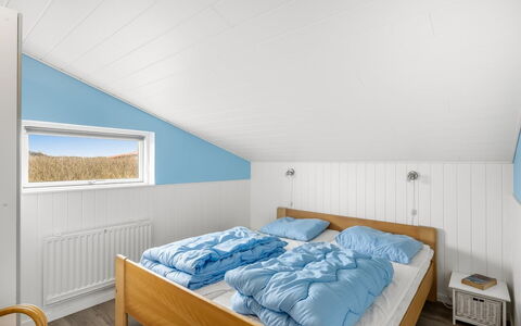 Myra - 100M from the Sea: Bois, Chambre, Plafond, Design Intérieur, Literie, Cadre De Lit, Drap De Lit, Lit, Dur, Linge