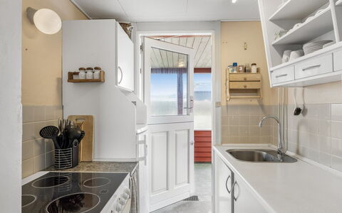 Myra - 100M from the Sea: Sol, Principaux Appliance, Bois, Sol, Design Intérieur, Cuisine, Plafond, Appareil De Cuisine, Comptoir, Pièce
