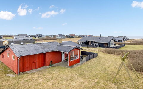 Myra - 100M from the Sea: Toit, Maison, Domicile, Chalet, Porte, Siding, Biens, Pelouse, Cour, Porche