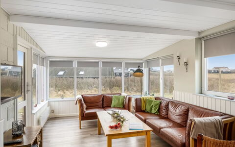 Myra - 100M from the Sea: Toit, Maison, Domicile, Chalet, Porte, Siding, Biens, Pelouse, Cour, Porche