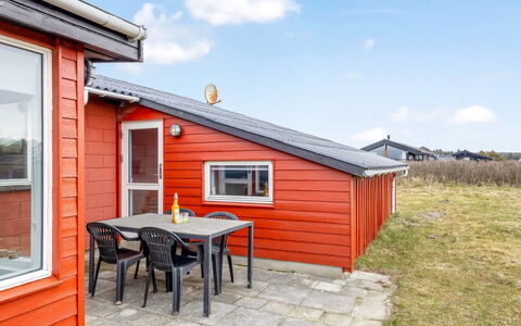 Myra - 100M from the Sea: Toit, Maison, Domicile, Chalet, Porte, Siding, Biens, Pelouse, Cour, Porche