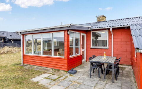 Myra - 100M from the Sea: Toit, Maison, Domicile, Chalet, Porte, Siding, Biens, Pelouse, Cour, Porche