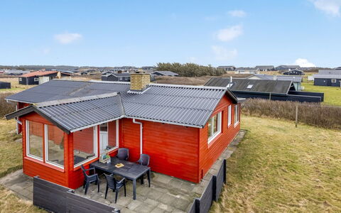 Myra - 100M from the Sea: Toit, Maison, Domicile, Chalet, Porte, Siding, Biens, Pelouse, Cour, Porche