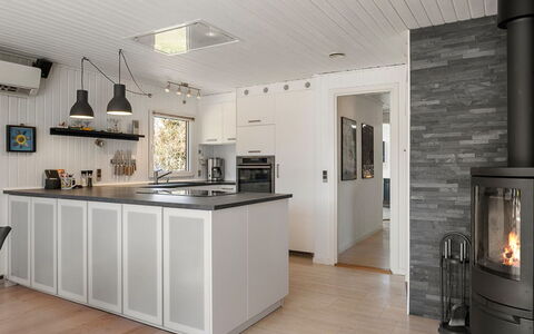 Ulfsten - 2Km from the Sea: Sol, Design Intérieur, Sol, Bois, Meubles, Comptoir, Cuisine, Plafond, Luminaire, Cabinetry