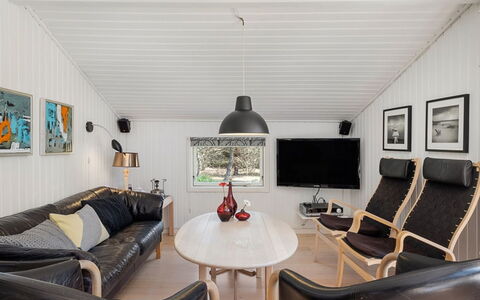 Ulfsten - 2Km from the Sea: Plafond, Design Intérieur, Salon, Domicile, Canapé, Pièce, Luminaire, Cadre, Parquet