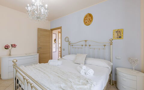 Sweet Loreto: Meubles, Lit, Chambre, Design Intérieur, Bois, Sol, Sol, Literie, Drap De Lit, Éclairage