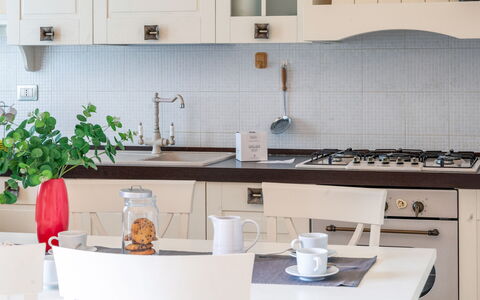 Sweet Loreto: Cuisine, Meubles, Comptoir, Appareil De Cuisine, Design Intérieur, Cabinetry, Bois, Principaux Appliance, Sol, Vaisselle