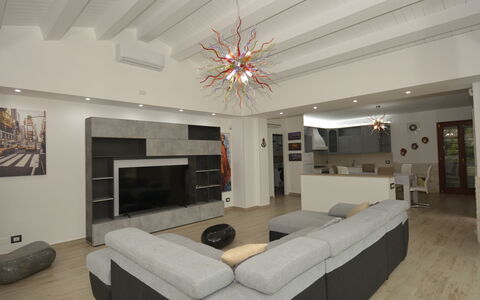 Villa Monaco: Meubles, Design Intérieur, Sol, Mur, Sol, Plafond, Bois, Canapé, Salon, Luminaire