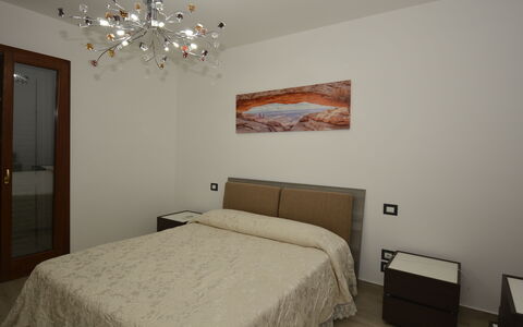 Villa Monaco: Lit, Chambre, Drap De Lit, Literie, Design Intérieur, Bois, Meubles, Sol, Linge, Cadre De Lit