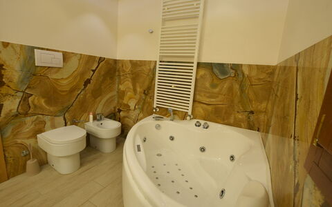 Villa Monaco: Sol, Design Intérieur, Sol, Luminaire Plomberie, Éclairage, Salle De Bains, Pièce, Plafond, Baignoire, Plomberie