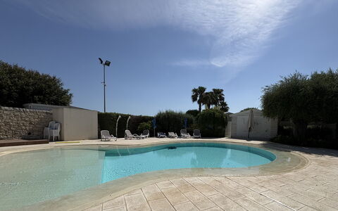 Villa Monaco: Piscine, Composite, Recours, Ombre, Caractéristique De L'Eau, Béton, Aménagement Paysager, Mobilier De Jardin, Hôtel