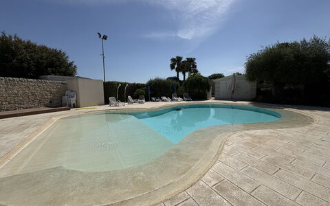 Villa Monaco: Piscine, Composite, Béton, Caractéristique De L'Eau, Ombre, Recours, Aménagement Paysager, Tuile, Dalle