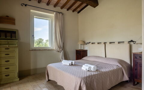 Il Casale al Colle: Meubles, Domicile, Lit, Chambre, Dur, Linge, Cadre De Lit, Literie, Tache De Bois, Drap De Lit