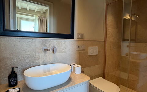 Villa Maddalena alla Guglielmesca: Lavabo, Salle De Bains, Luminaire Plomberie, Design Intérieur, Sol, Miroir, Mur, Évier, Sol, Armoire De Toilette