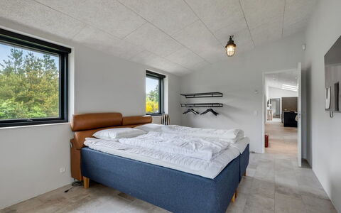 Nitis - 300M to the Fjord: Plafond, Sol, Sol, Chambre, Pièce, Literie, Lit, Cadre De Lit, Drap De Lit, Luminaire