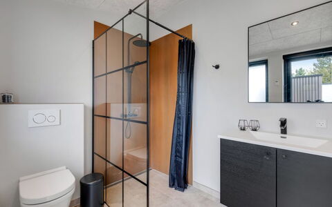 Nitis - 300M to the Fjord: Sol, Luminaire Plomberie, Sol, Design Intérieur, Plomberie, Salle De Bains, Tuile, Armoire De Toilette, Verre