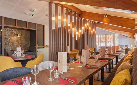La Rosière 621: Design Intérieur, Plafond, Meubles, Restaurant, Chaise, Tache De Bois, Luminaire, Table Cuisine Et Salle A Manger, Hôtel, Vernis
