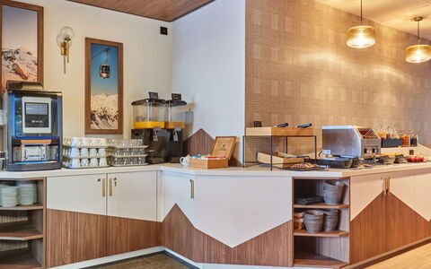 La Rosière 621: Design Intérieur, Comptoir, Tache De Bois, Aliments, Serveware, Vernis, Cabinetry, Linge, Petit Déjeuner, Hôtel