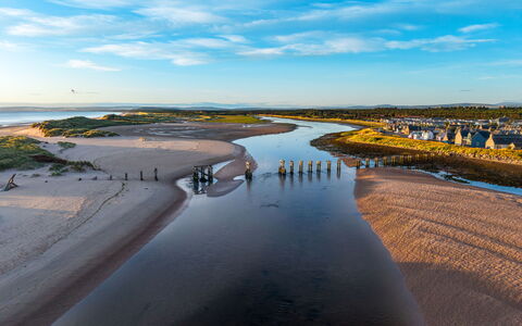 Lossiemouth Manor: L'Eau, Plan D'Eau, Horizon, Côte, Cotiers Et Relief Océaniques, Écorégion, Paysage, Nuage, Rive, Plage
