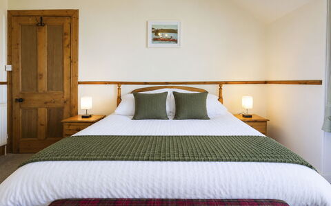 Lossiemouth Manor: Meubles, Lit, Design Intérieur, Chambre, Sol, Bois, Sol, Literie, Drap De Lit, Plafond