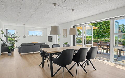 Iolani - 2.2Km from the Sea: Sol, Plafond, Bois, Design Intérieur, Sol, Meubles, Luminaire, Chaise, Table Cuisine Et Salle A Manger, Parquet