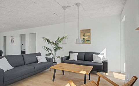 Iolani - 2.2Km from the Sea: Sol, Mur, Bois, Design Intérieur, Meubles, Sol, Plafond, Éclairage, Luminaire, Parquet