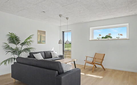 Iolani - 2.2Km from the Sea: Mur, Plafond, Sol, Sol, Design Intérieur, Pièce, Plâtre, Parquet, Luminaire
