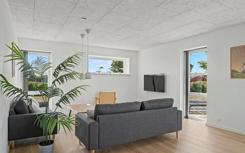 Iolani - 2.2Km from the Sea: Plafond, Sol, Sol, Plâtre, Parquet, Électroménager, Luminaire