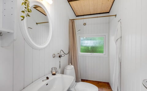 Hege - 1Km to the Fjord: Bois, Luminaire Plomberie, Design Intérieur, Plafond, Sol, Sol, Plomberie, Luminaire, Salle De Bains, Robinet