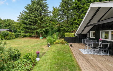 Hege - 1Km to the Fjord: Arbuste, Maison, Domicile, Chalet, Toit, Jardin, Couverture De Sol, Biens, Aménagement Paysager, Pelouse