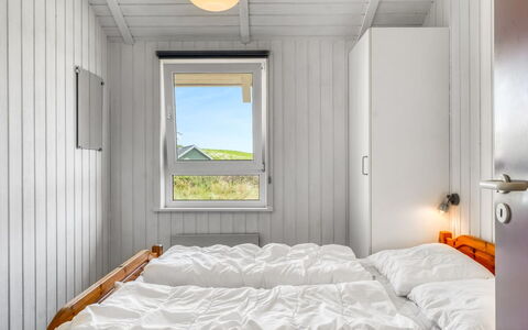 Nis - 75M from the Sea: Bois, Chambre, Drap De Lit, Literie, Lit, Cadre De Lit, Planche, Dur, Tache De Bois, Daylighting