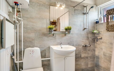 Milo - 200M to the Fjord: Sol, Luminaire Plomberie, Design Intérieur, Sol, Évier, Salle De Bains, Plomberie, Toilette, Robinet, Tuile