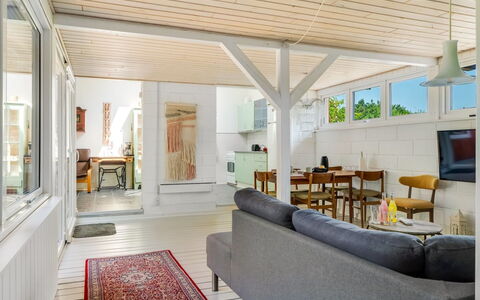 Milo - 200M to the Fjord: Sol, Design Intérieur, Bois, Plafond, Sol, Parquet, Meubles, Canapé, Pièce, Salon