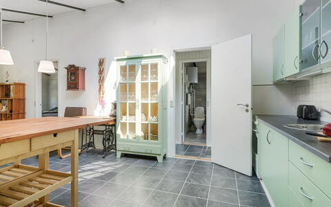 Milo - 200M to the Fjord: Meubles, Sol, Design Intérieur, Sol, Bois, Cuisine, Cabinetry, Plafond, Appareil De Cuisine, Placard