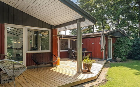 Milo - 200M to the Fjord: Bois, Porche, Maison, Domicile, Toit, Siding, Porte, Chalet, Ombre, Plate-Forme