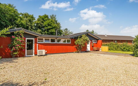 Milo - 200M to the Fjord: Toit, Lot Terre, Chalet, Domicile, Batiments Jardin, Cabanon, Allée, Jardin, Ombre, Cour