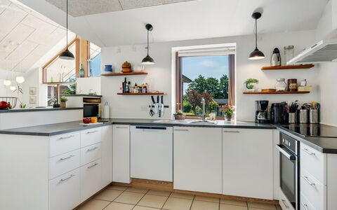Sonsee - 300M to the Fjord: Cuisine, Appareil De Cuisine, Comptoir, Design Intérieur, Sol, Cabinetry, Principaux Appliance, Bois, Plafond, Meubles