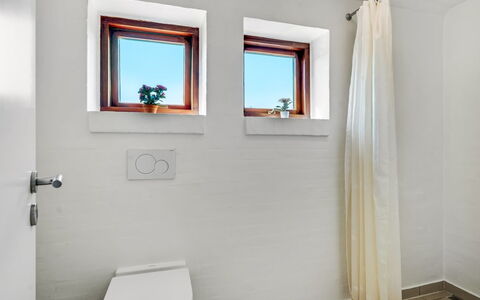 Sonsee - 300M to the Fjord: Mur, Sol, Salle De Bains, Sol, Luminaire Plomberie, Design Intérieur, Plafond, Toilette, Plomberie, Pièce